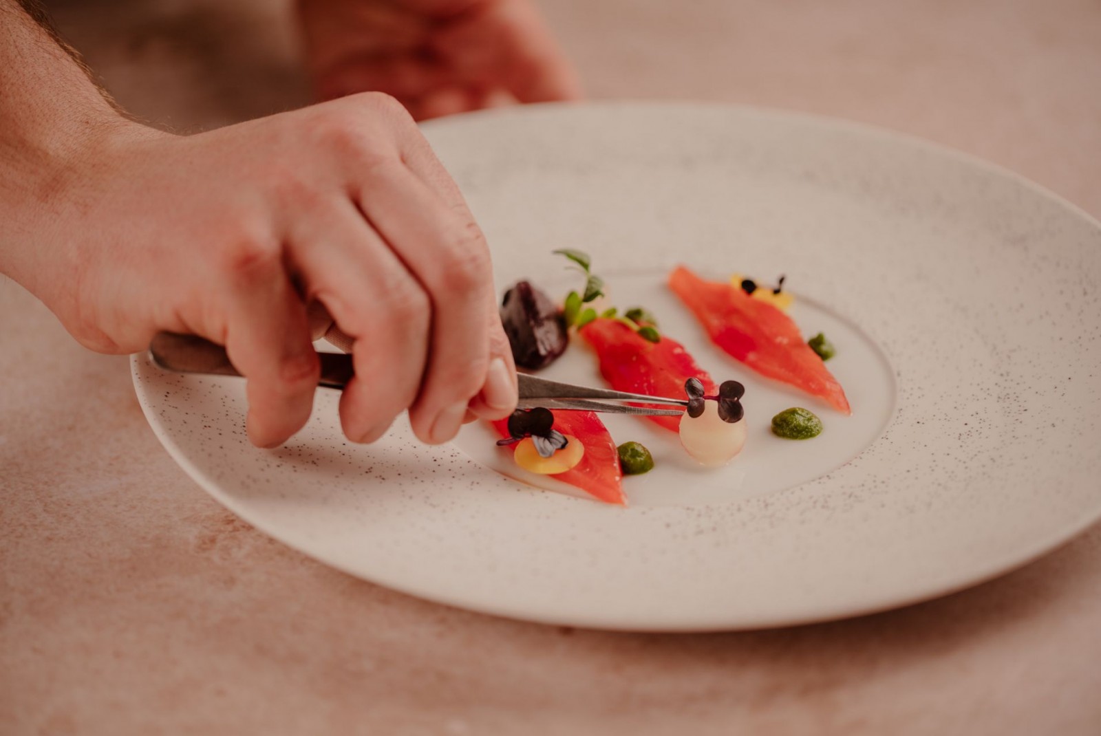 Gericht wird vorbereitet und verziert