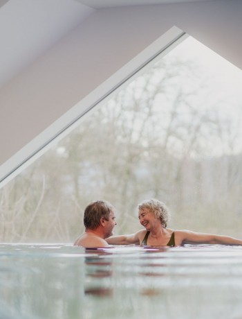 Pärchen im Pool