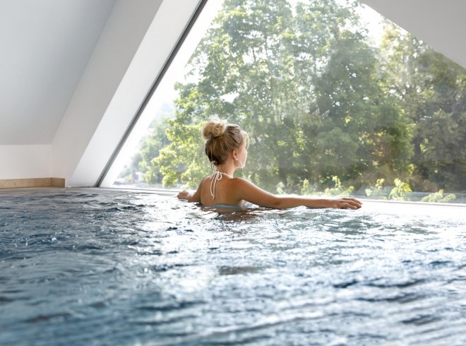 Frau im Pool Hotel Gams Beilngries