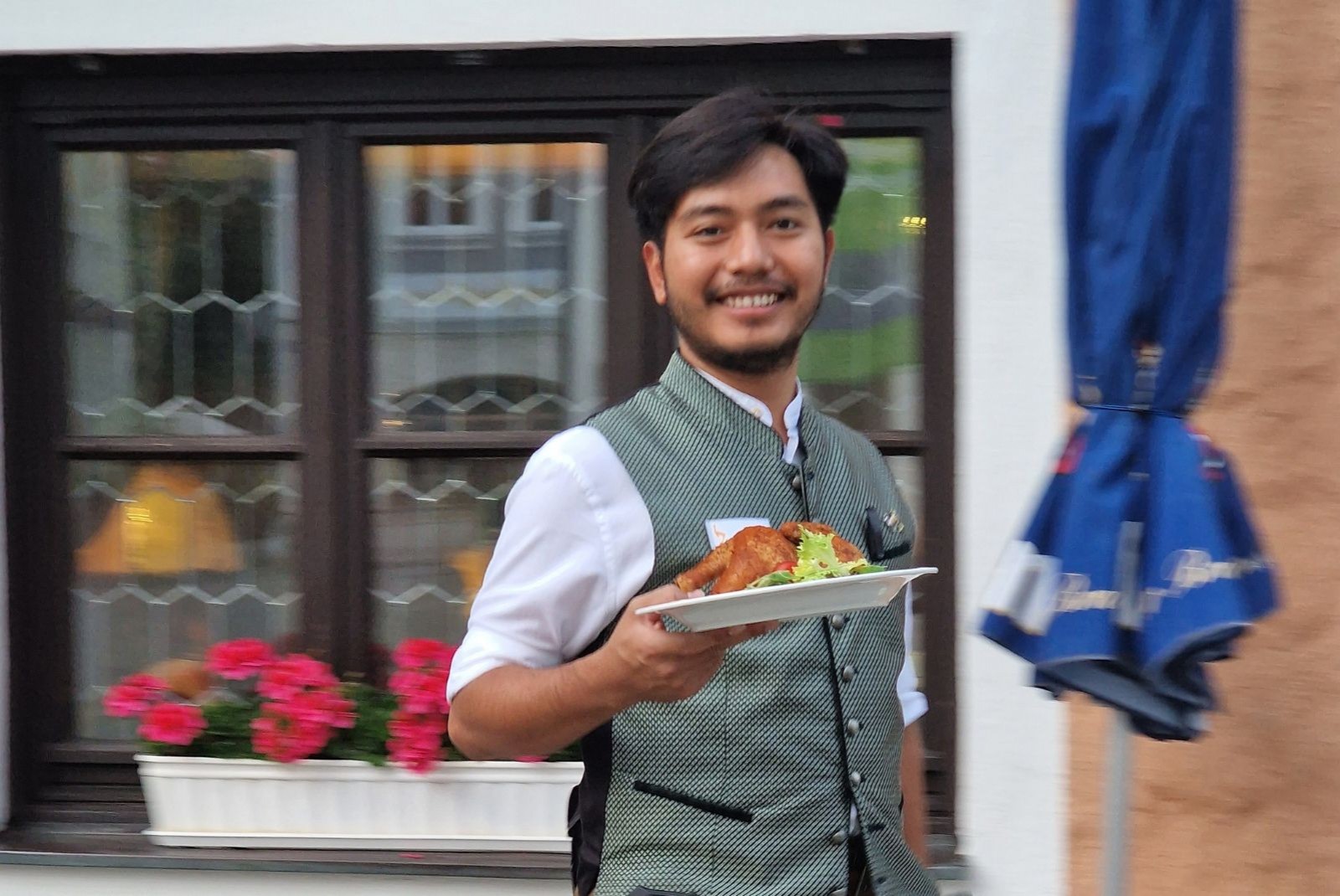 Kellner mit Brathendl Beilngrieser Volksfest